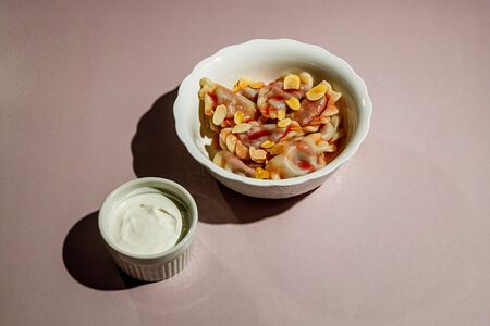 Вареники со свежей вишней и сметаной