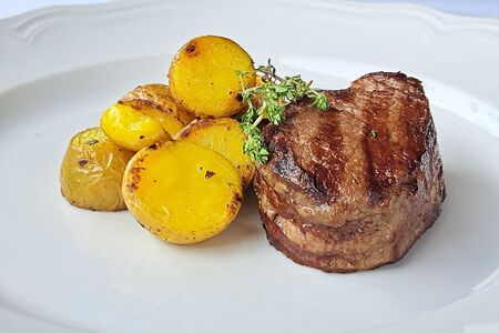 Говяжья вырезка с картофелем черри