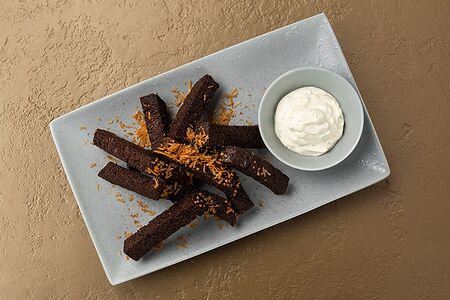 Жареные ржаные гренки с пармезаном с соусом тартар