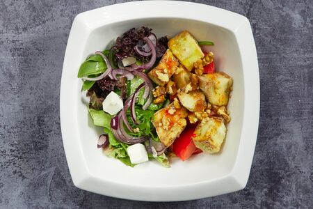 Хрустящие баклажаны со спелыми помидорами