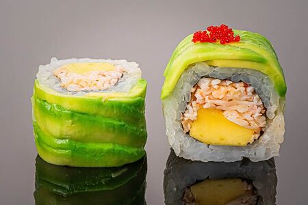 Ролл с камчатским крабом, манго и авокадо