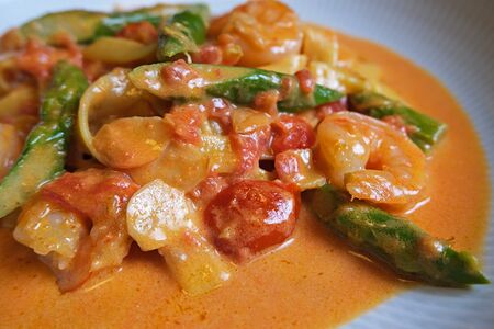 Паста с креветками и спаржей