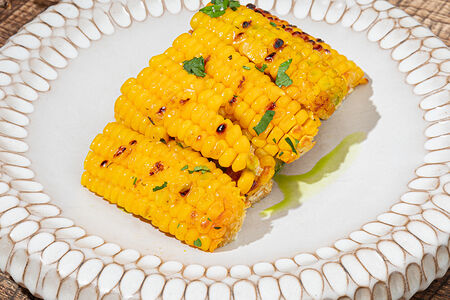 Кукуруза с маслом из аджики и кинзой