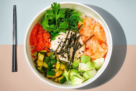 Поке с лососем и битыми огурчиками