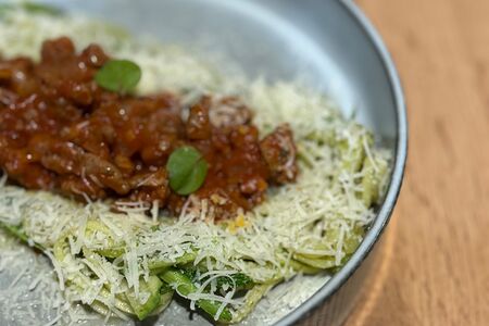 Паста из цукини с соусом болоньезе