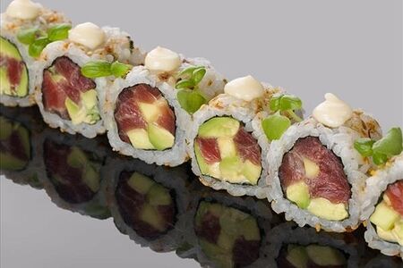 Ролл с тунцом блюфин и трюфельным соусом