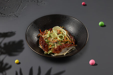 Салат с копчёным угрем и ореховым унаги