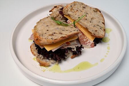 Сэндвич с ветчиной, сыром чеддер и соусом Цезарь