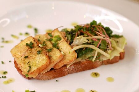 Брускетта с жареным тофу и яблоком