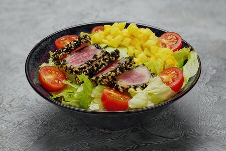 Салат с тунцом и манго