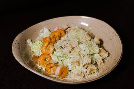 Цезарь с тигровыми креветками 