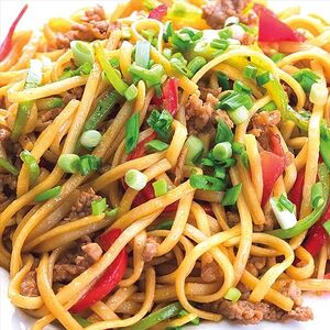 Лапша собственного приготовления со свининой