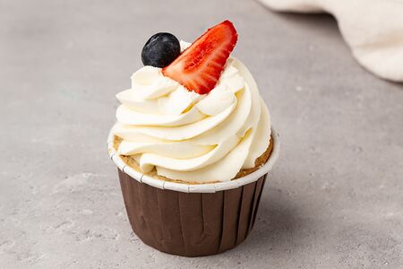 Капкейк с черной смородиной