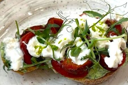 Брускетта с печеным перцем 