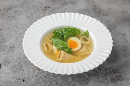 Куриный бульон с яйцом и тортеллини с цыпленком
