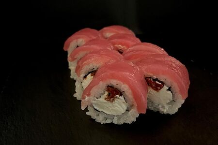 Тунец с вялеными томатами