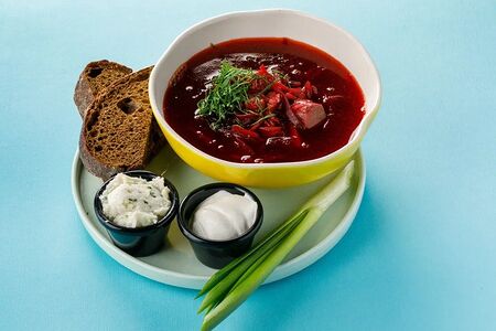 Борщ с зерновым хлебом и смальцем