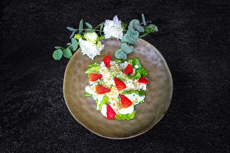 Салат Страчетелла с клубникой