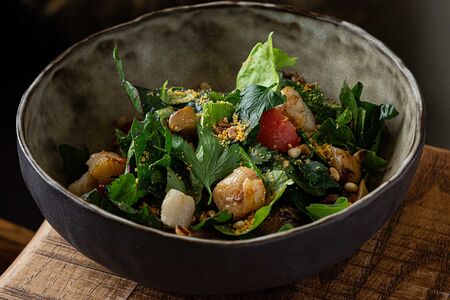 Салат с гребешком, белыми грибами и травами