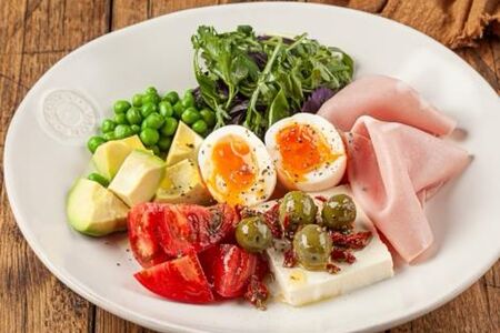 Яйцо всмятку с мортаделлой и авокадо