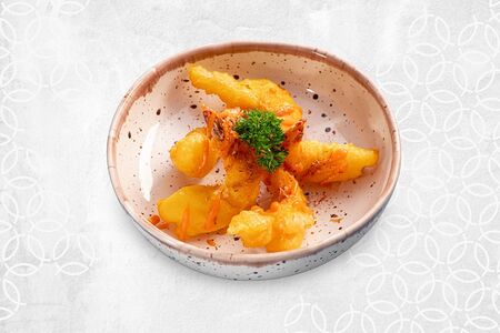 Креветки темпура с соусом том ям