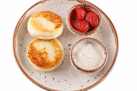 Сырники со сметаной и клубничным соусом