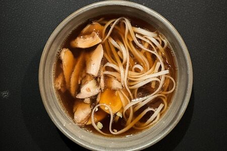 Куриный бульон с лапшой и перепелиным яйцом 