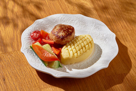 Куриная котлета с картофельным пюре и свежими овощами