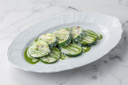 Цукини на гриле в соусе из пармезана и халапеньо