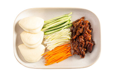 Баранина по-пекински с паровыми булочками бао (150/80/90 гр)