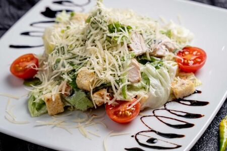 Салат Цезарь с курицей