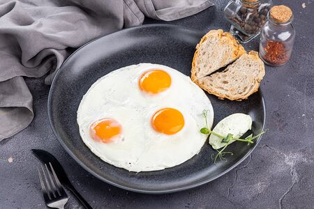 Яичница, скрембл или омлет с кремом из брынзы и шпината