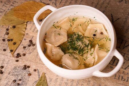 Пельмени в бульоне