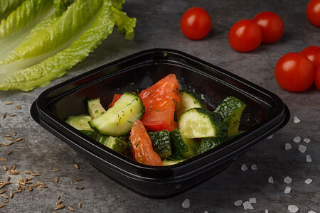 Салат из свежих огурцов, томатов и зелени