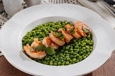 Орзо со шпинатом и креветками