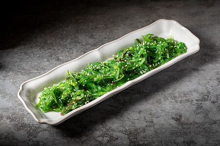 Салат Чука с ореховым соусом