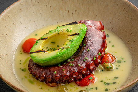 Осьминог с авокадо и соусом велюте