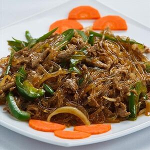 Фунчоза, обжаренная со свининой