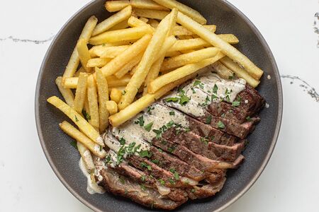 Стриплойн с картофелем или бататом фри и перечным соусом