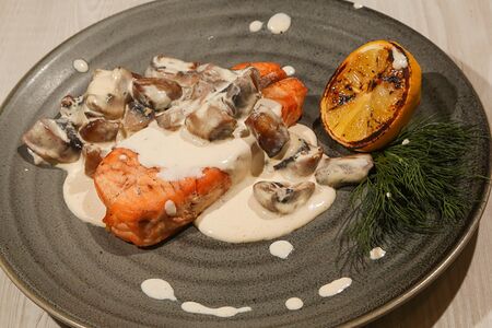 Лосось под сливочно-грибным соусом