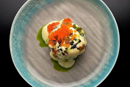 Оладьи из шпината, икра форели, авокадо, яйцо пашот и голландский соус