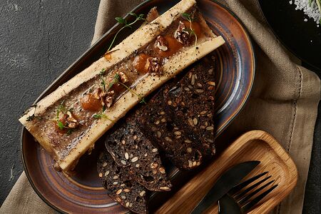 Мозговая кость с фермерским хлебом и грецким орехом