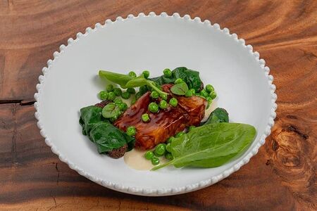 Черная треска, сморчки и молодой горошек