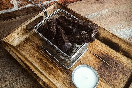 Гренки чесночные с соусом блю чиз