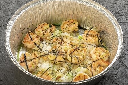 Креветки с рисом в чесночном масле