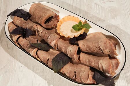 Отварной говяжий язык с хреном