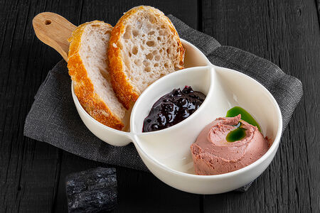 Паштет из печени цыпленка с джемом из смородины New