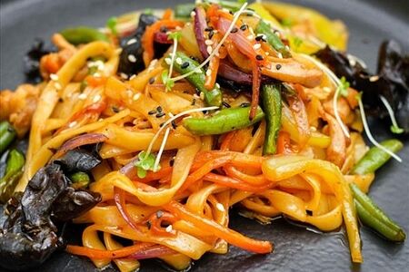 Вок удон с цыпленком в кунжутном