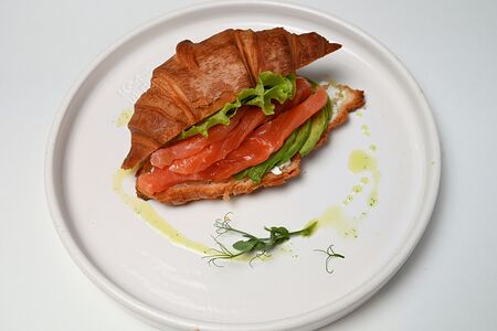 Круассан с лососем, авокадо и микс-салатом 