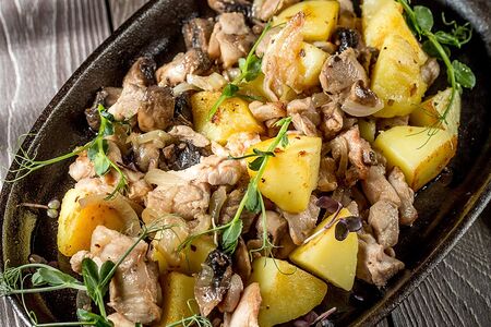 Горячая сковородка с курицей
